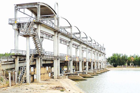 Several sluice gates have been closed to prevent further salt penetration in the Mekong Delta (Photo: SGGP) Several sluice gates have been closed to prevent further salt penetration in the Mekong Delta (Photo: SGGP)
